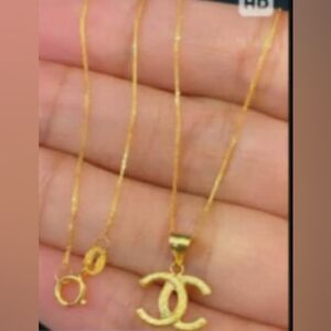 Elegant Gold Pendant Necklace